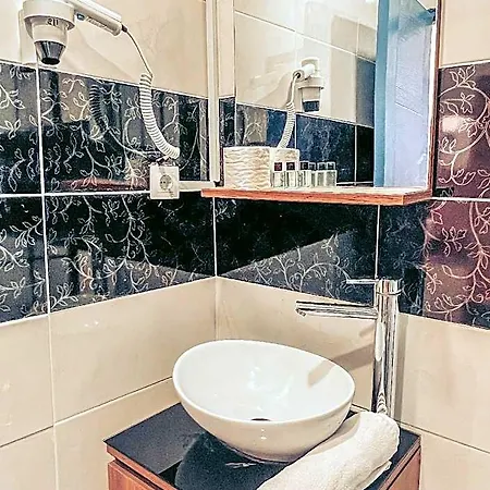 מלון Eymen Palace
